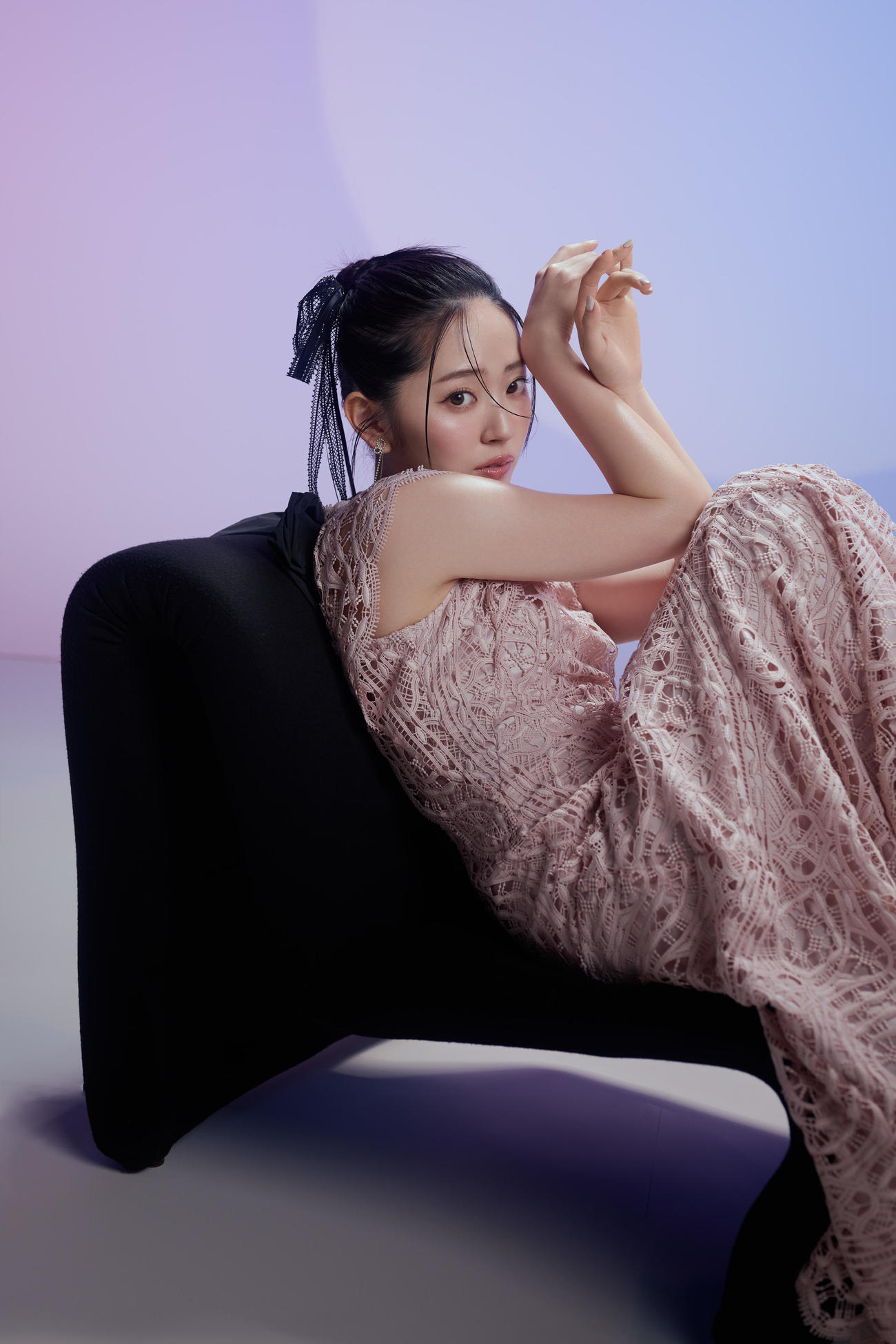 鈴木愛理が大人な雰囲気のドレス姿を披露。「USAGI ONLINE FES 2025」2代目ミューズに。