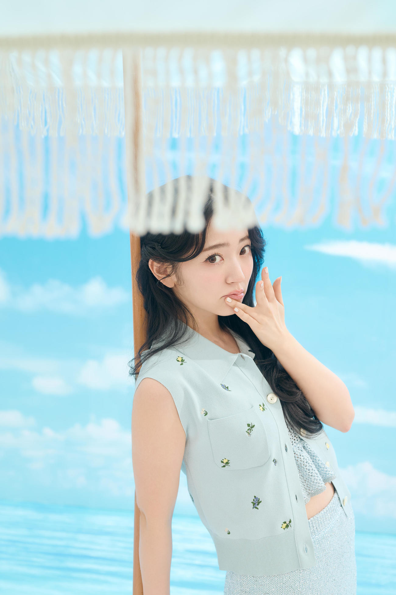 鈴木愛理が夏らしさあふれるブルーコーデを披露。「USAGI ONLINE FES 2025」2代目ミューズに。