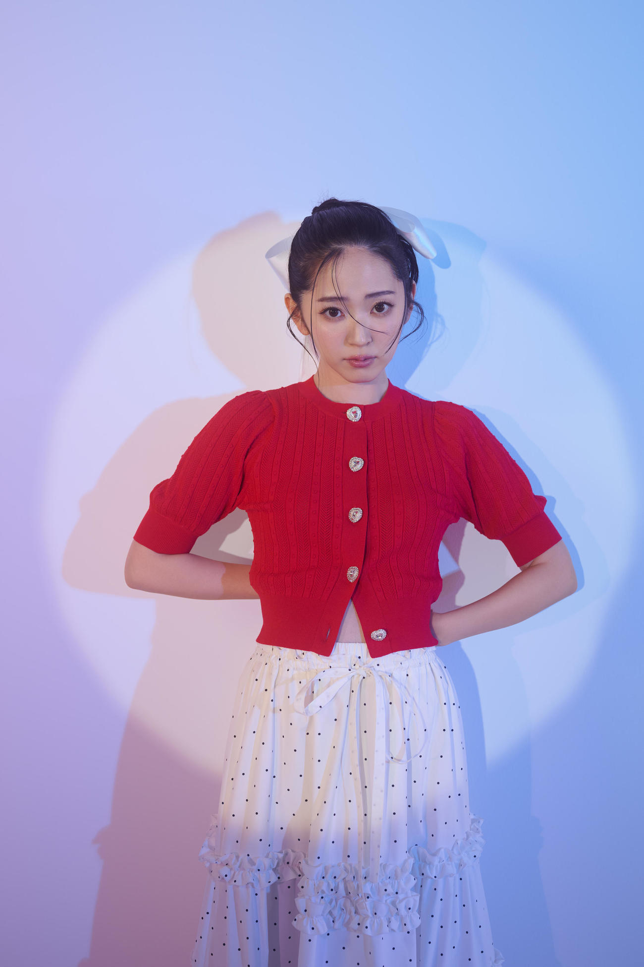 鈴木愛理が赤いトップス姿を披露。「USAGI ONLINE FES 2025」2代目ミューズに。