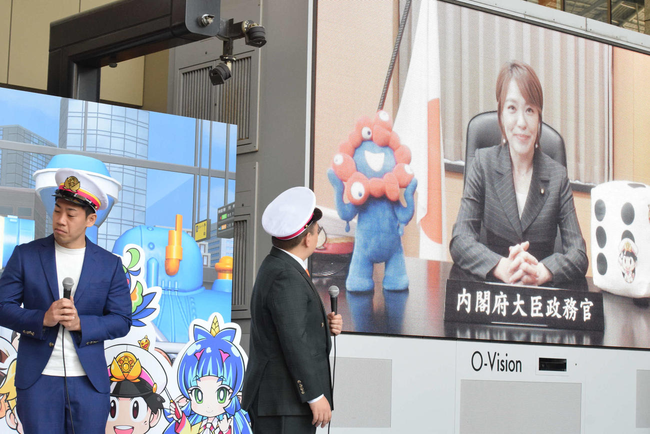 「地方創生SDGsフェス」PR大使に就任し、今井絵理子内閣府大臣政務官からメッセージを寄せられたミルクボーイ（撮影・阪口孝志）