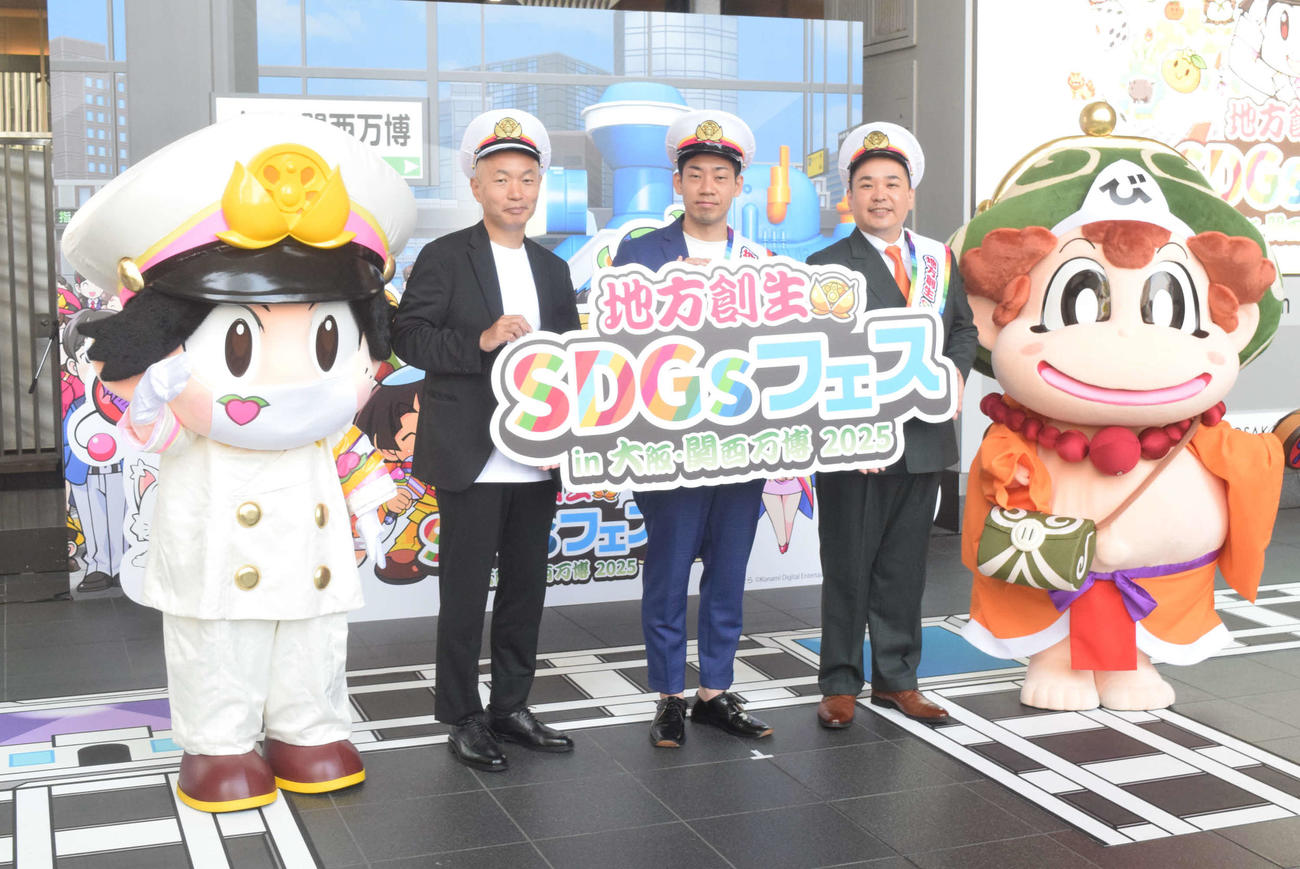 「地方創生SDGsフェス」PR大使就任式に出席した（左から）桃太郎、石坂聡内閣府地方創生推進事務局長、ミルクボーイ駒場孝、内海崇、貧乏神（撮影・阪口孝志）