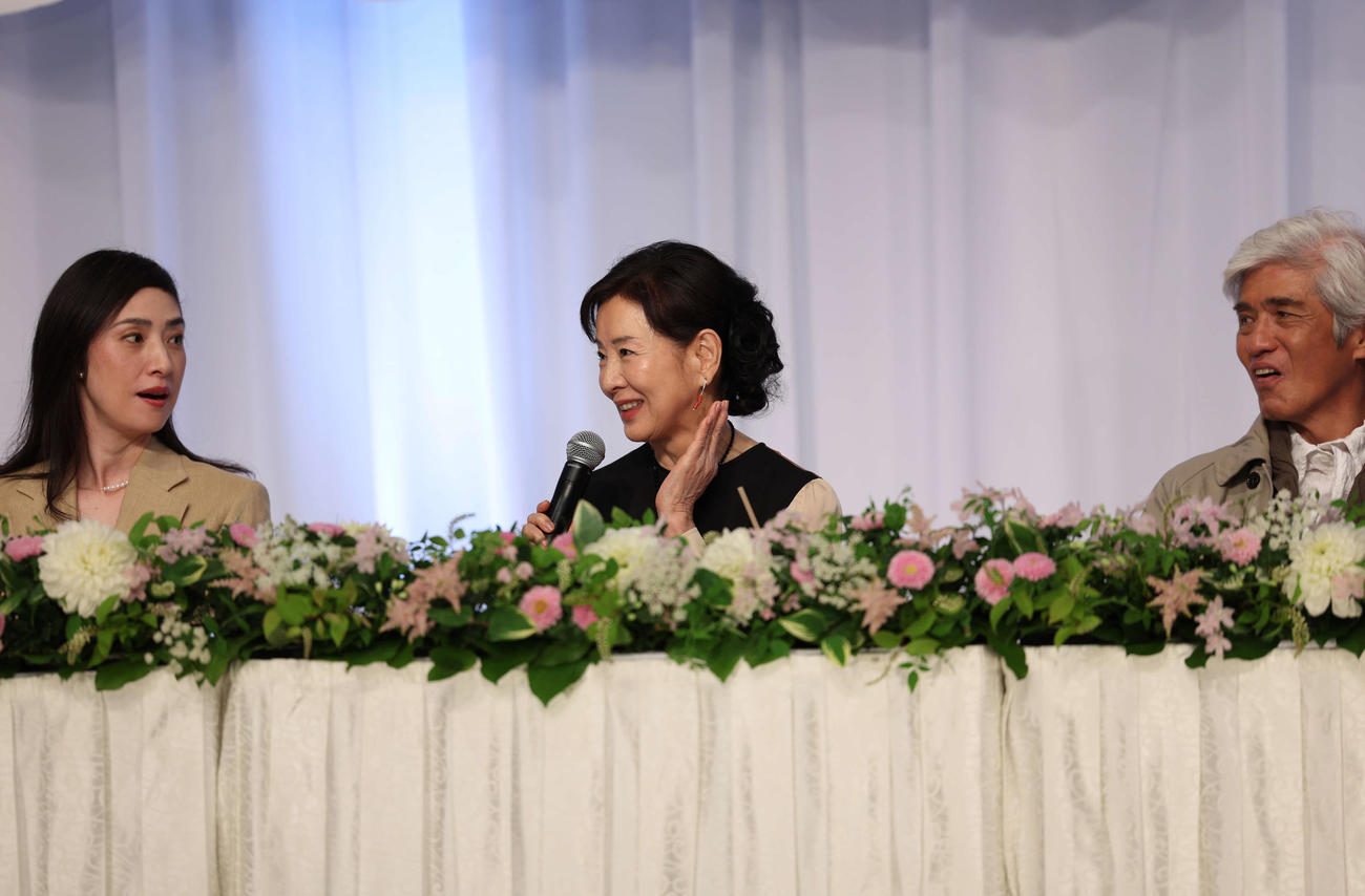 完成報告会見でピアスについて話す吉永小百合（中央）と驚く天海祐希（左）、佐藤浩市（撮影・増田悦実）