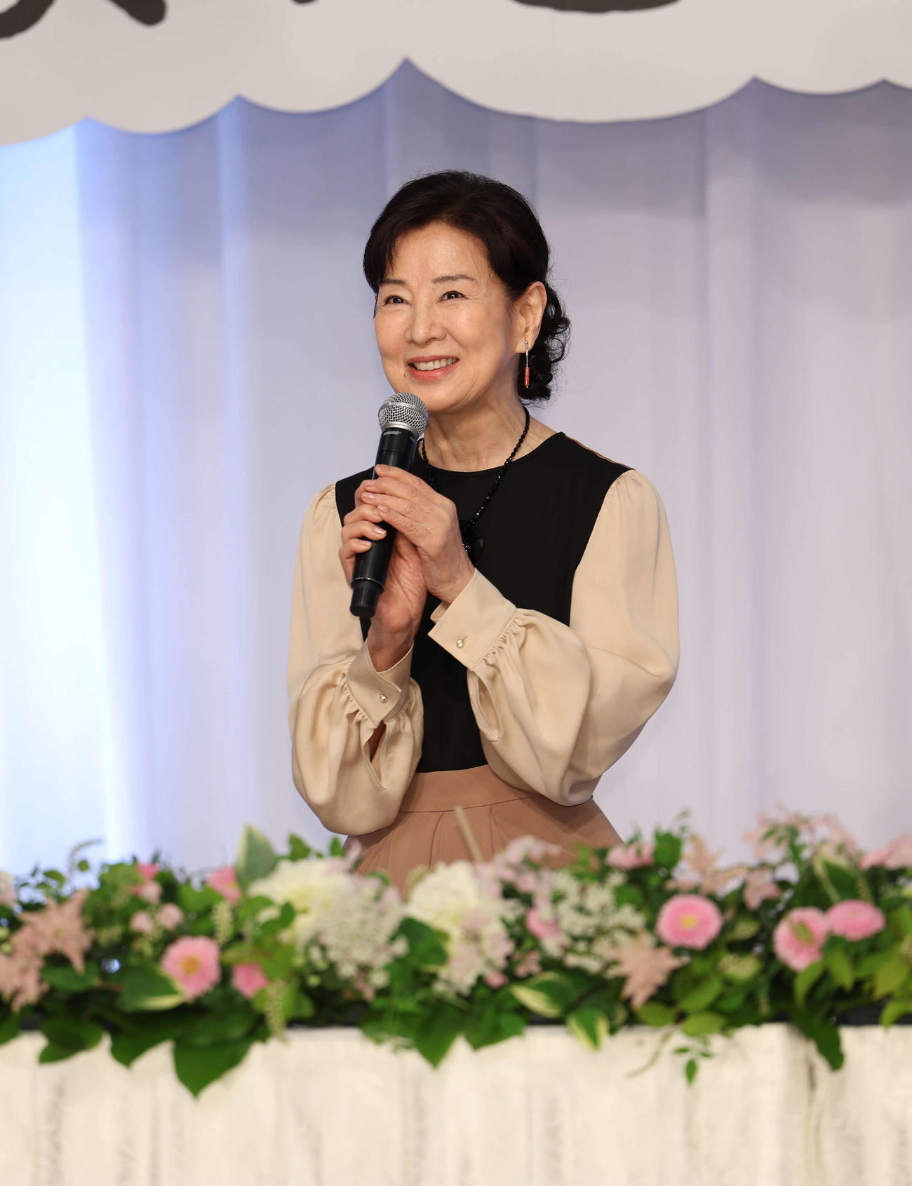 完成報告会見であいさつをする吉永小百合（撮影・増田悦実）