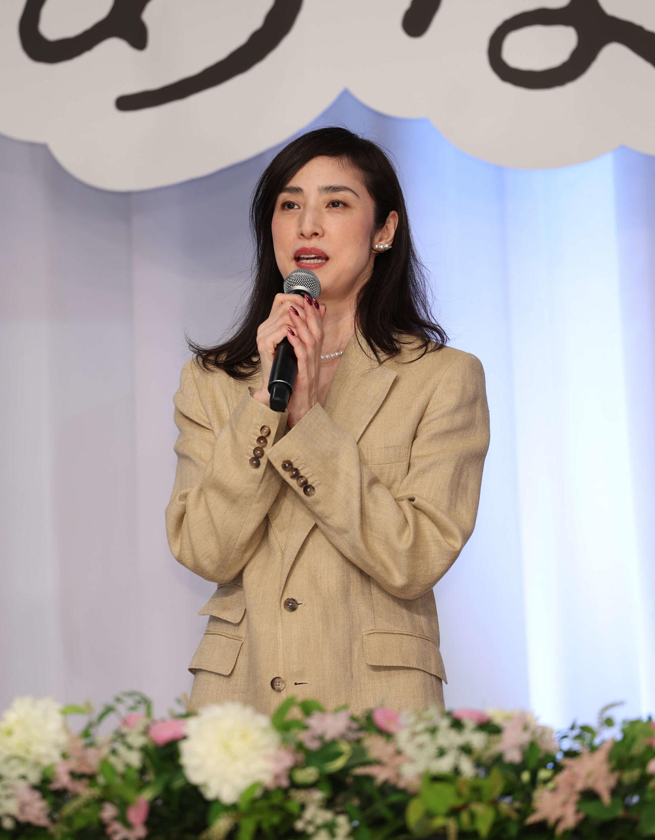 完成報告会見であいさつをする天海祐希（撮影・増田悦実）