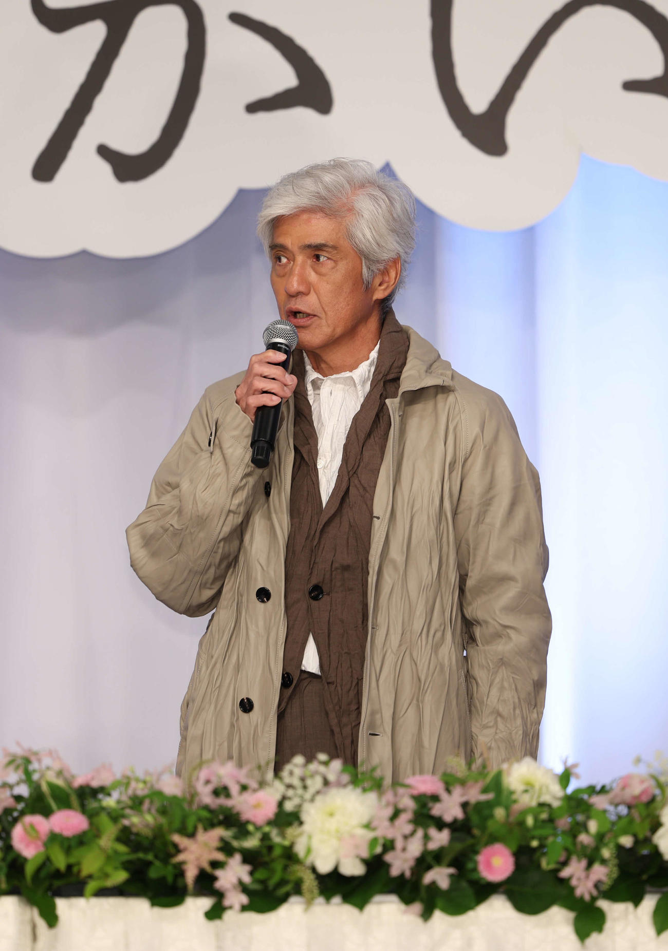 完成報告会見であいさつをする佐藤浩市（撮影・増田悦実）