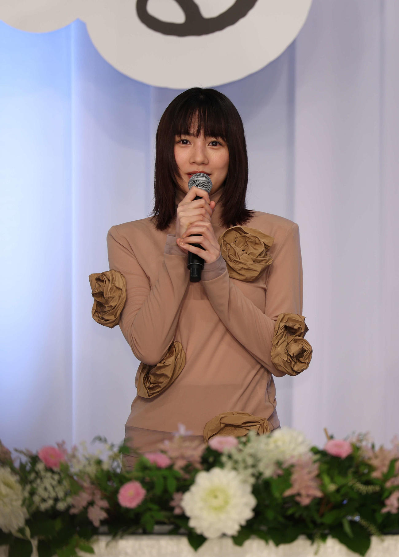 完成報告会見であいさつをするのん（撮影・増田悦実）