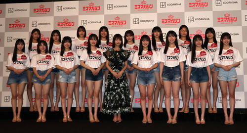 ミスマガジン2025ベスト16お披露目イベント　フォトセッションに臨む菊地姫奈（前列中央）と候補者たち（撮影・北村健龍）