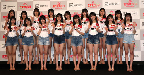 ミスマガジン2025ベスト16お披露目イベント　フォトセッションに臨む候補者たち（撮影・北村健龍）
