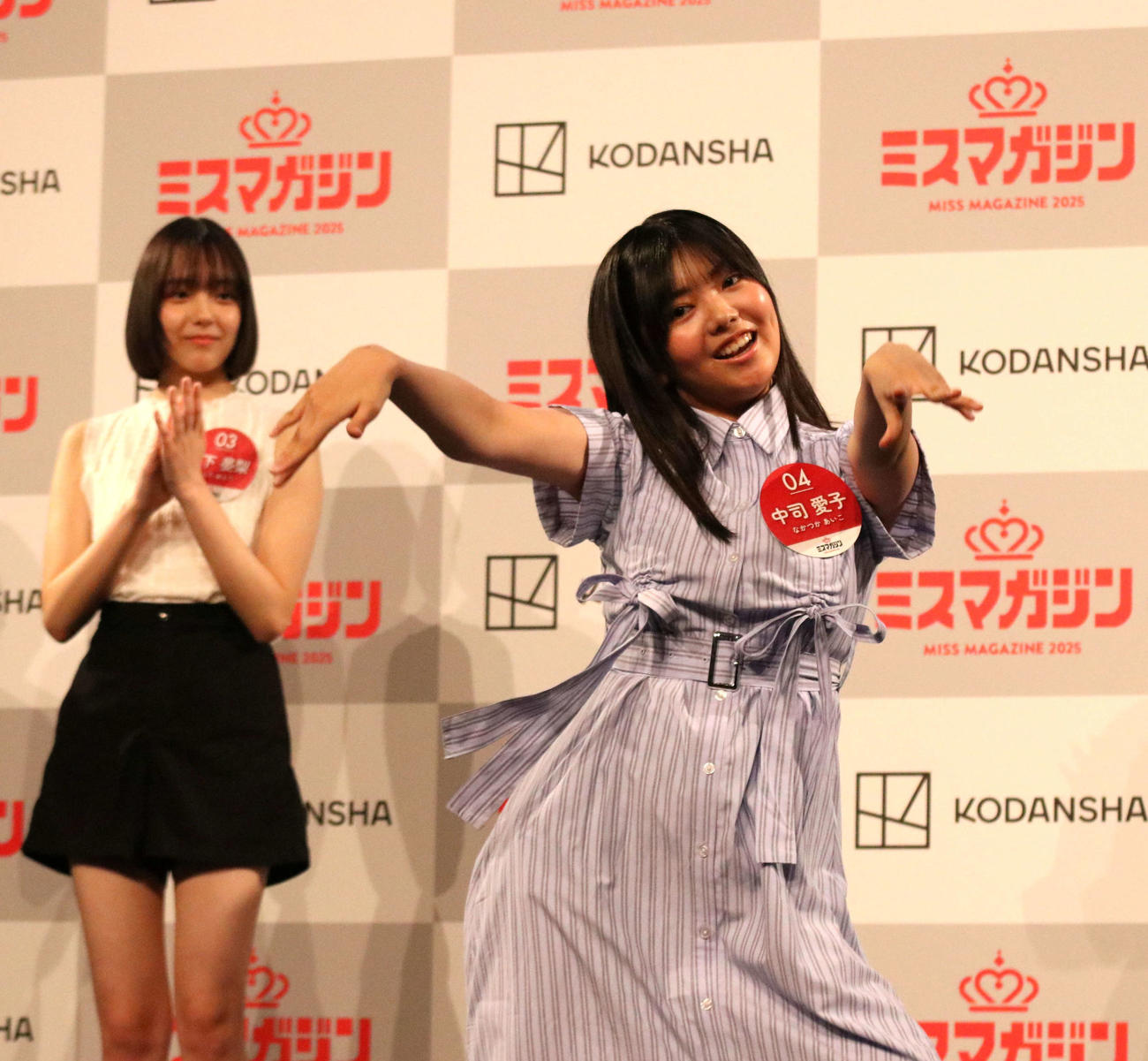 ミスマガジン2025ベスト16お披露目イベント　登壇しダンスを披露する中司愛子（右）（撮影・北村健龍）