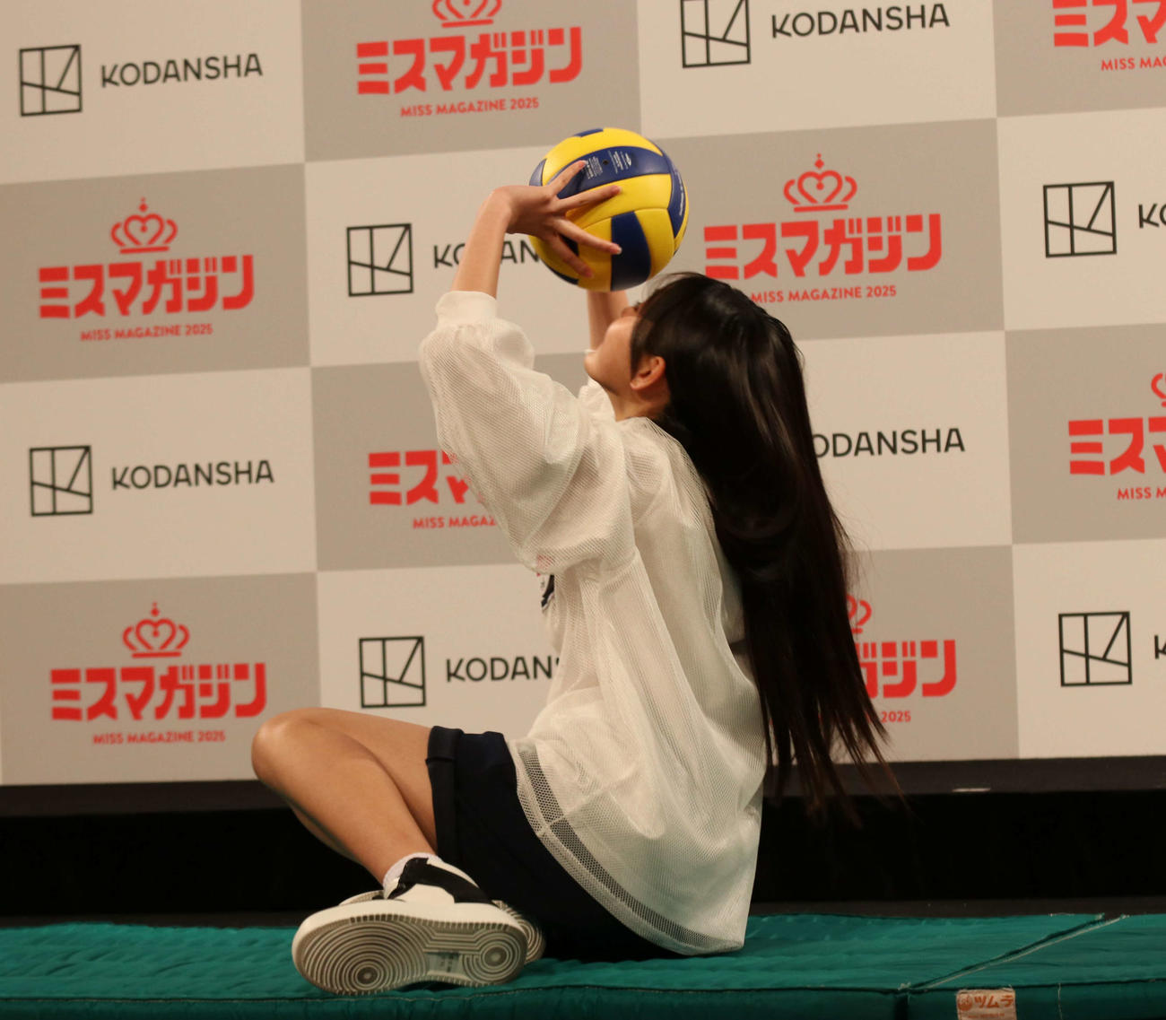 ミスマガジン2025ベスト16お披露目イベント　登壇しオーバーハンドパスを披露する戸澤未徠（撮影・北村健龍）