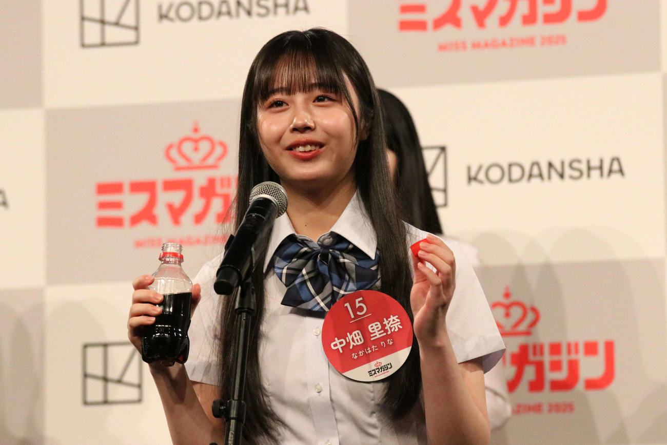 ミスマガジン2025ベスト16お披露目イベント　登壇しを炭酸飲料を飲み早口言葉を披露する中畑里捺（撮影・北村健龍）