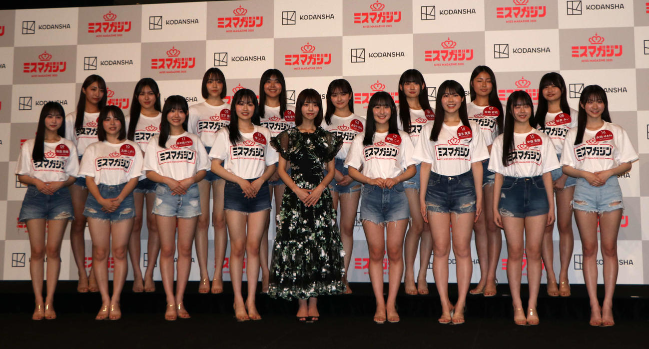 ミスマガジン2025ベスト16お披露目イベント　フォトセッションに臨む菊地姫奈（前列中央）と候補者たち（撮影・北村健龍）