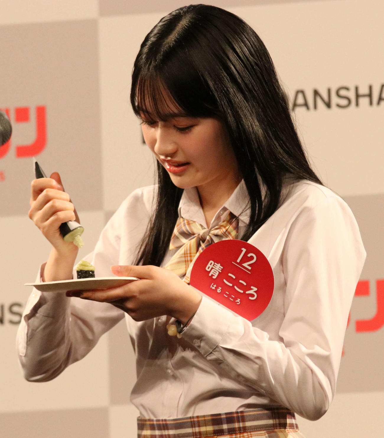 ミスマガジン2025ベスト16お披露目イベント　登壇しわさび寿司を食べる晴こころ（撮影・北村健龍）