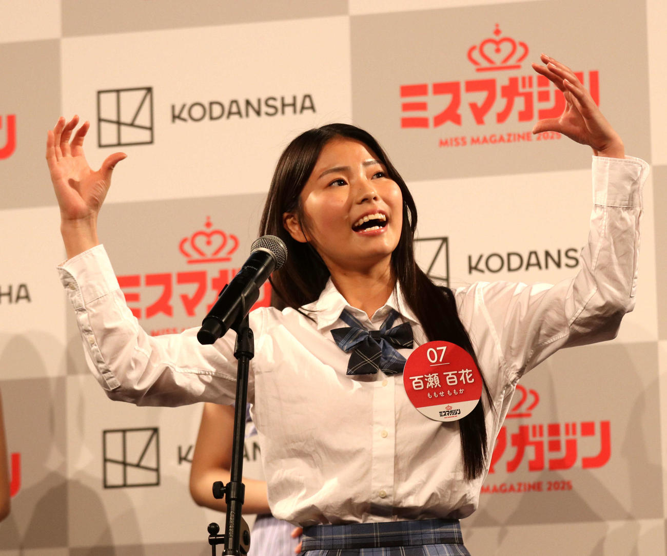 ミスマガジン2025ベスト16お披露目イベント　登壇し歌を披露する百瀬百花（撮影・北村健龍）