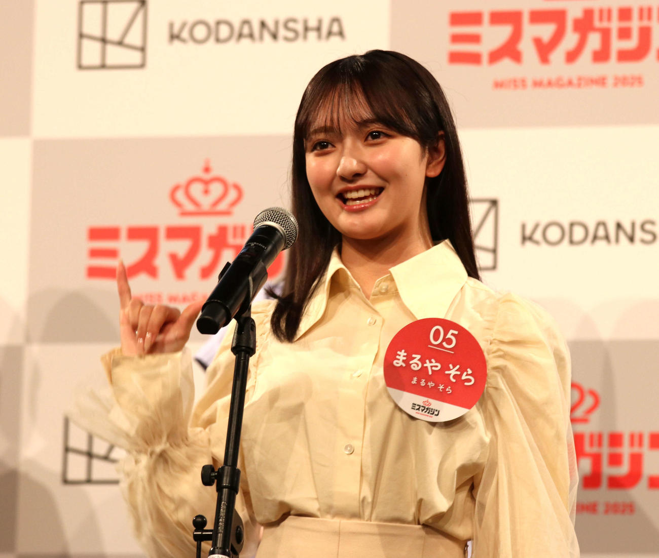 ミスマガジン2025ベスト16お披露目イベント　登壇し手話をするまるやそら（撮影・北村健龍）