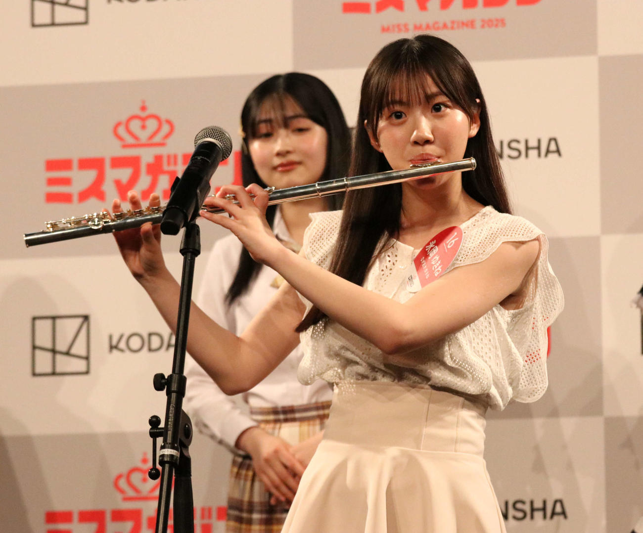 ミスマガジン2025ベスト16お披露目イベント　登壇しフルートを演奏する永岡ゆきね（撮影・北村健龍）