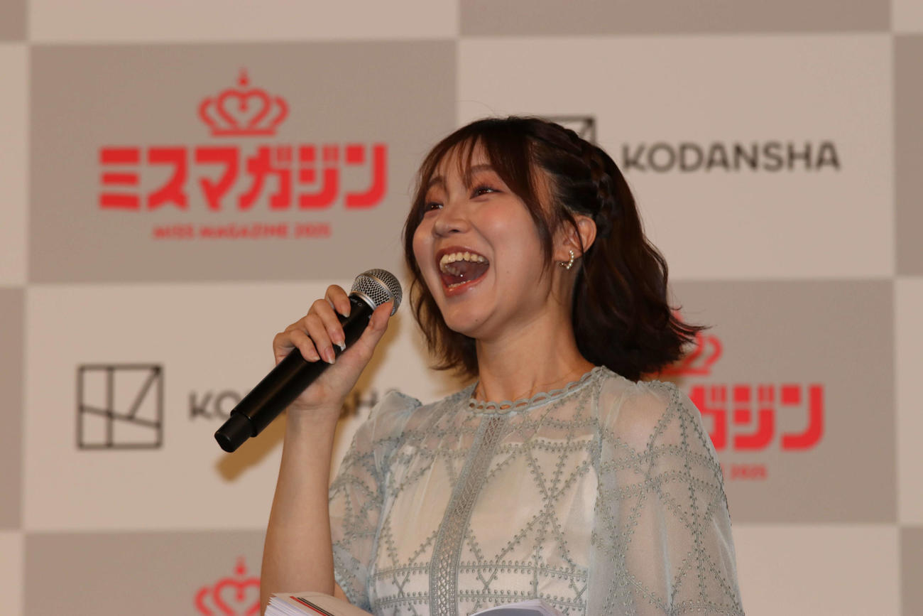 ミスマガジン2025ベスト16お披露目イベント　登壇し笑顔を見せる咲田ゆな（撮影・北村健龍）
