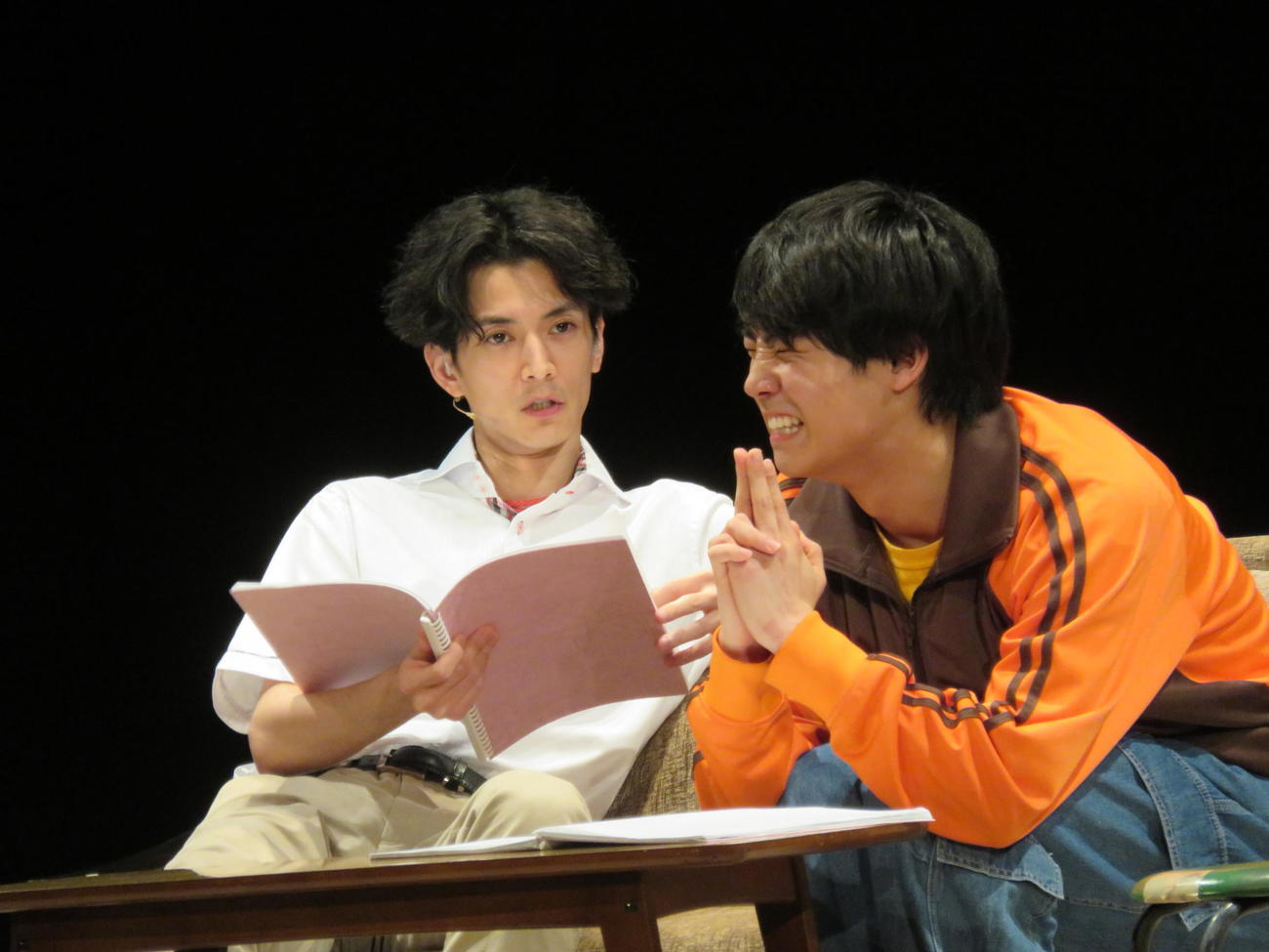 朗読劇「たもつん」の公開ゲネプロを行う渡邊圭祐（左）と八村倫太郎