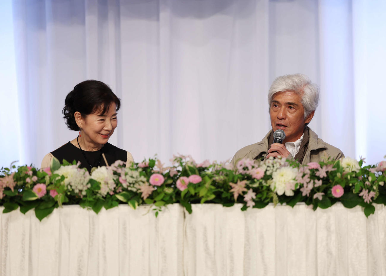 完成報告会見で吉永小百合（左）について語る佐藤浩市（撮影・増田悦実）