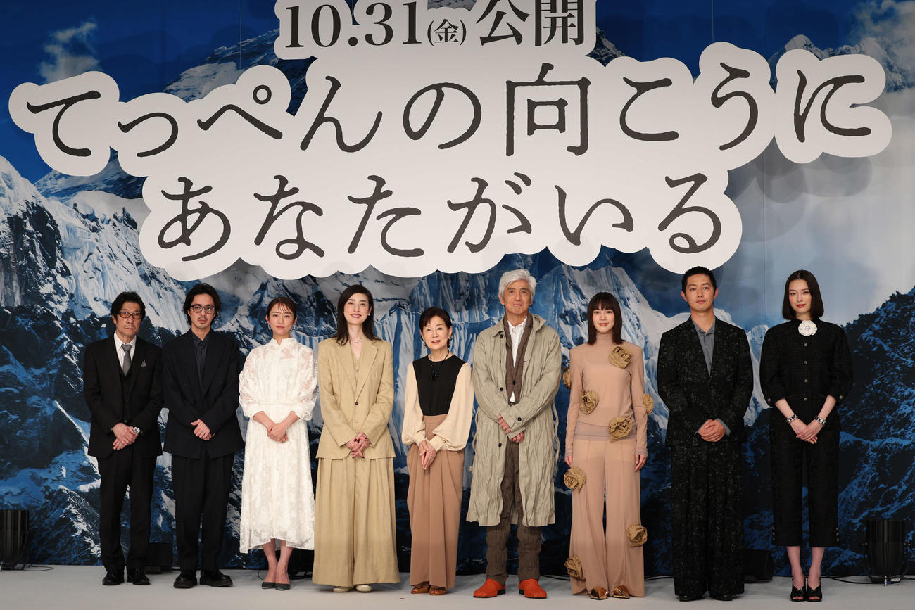 完成報告会見記念撮影をする左から阪本順治監督、若葉竜也、木村文乃、天海祐希、吉永小百合、佐藤浩市、のん、工藤阿須加、茅島みずき（撮影・増田悦実）