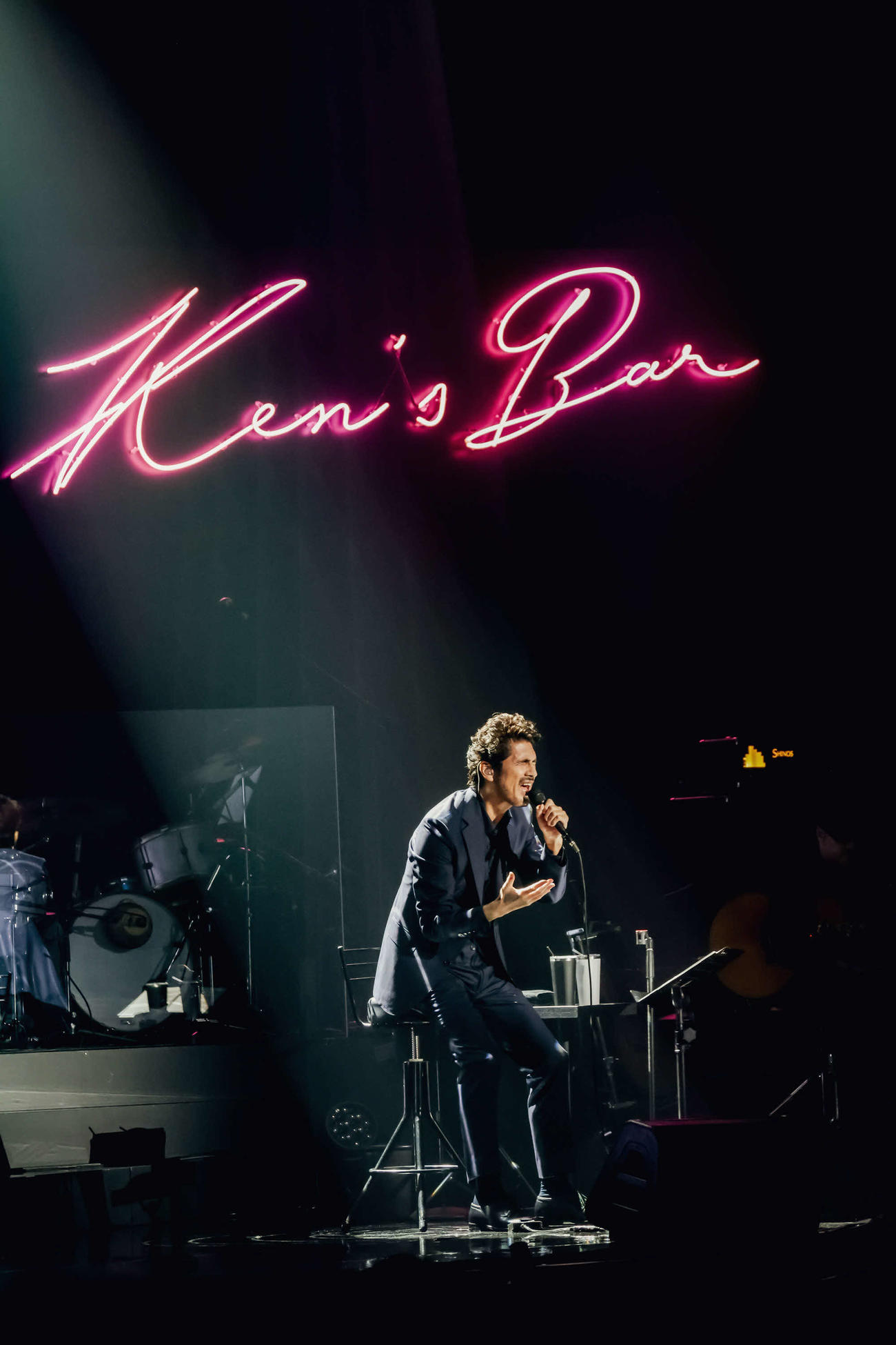 「Ken Hirai 30th Anniversary Ken’s Bar　－One Night Special！！－」でパフォーマンスする平井堅（岩佐篤樹氏撮影）