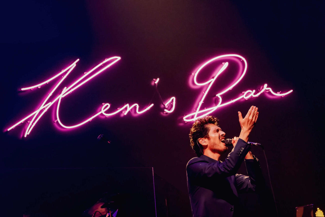 「Ken Hirai 30th Anniversary Ken’s Bar　－One Night Special！！－」でパフォーマンスする平井堅（岩佐篤樹氏撮影）
