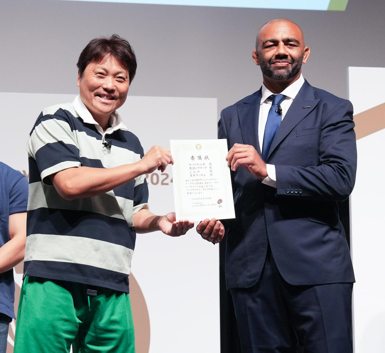 「NTTジャパンラグビー　リーグワン2024－25プレーオフトーナメント　メディアカンファレンス」　でBL東京リーチ（右）から委嘱状を受け取ったサバンナ八木（撮影・鈴木みどり）