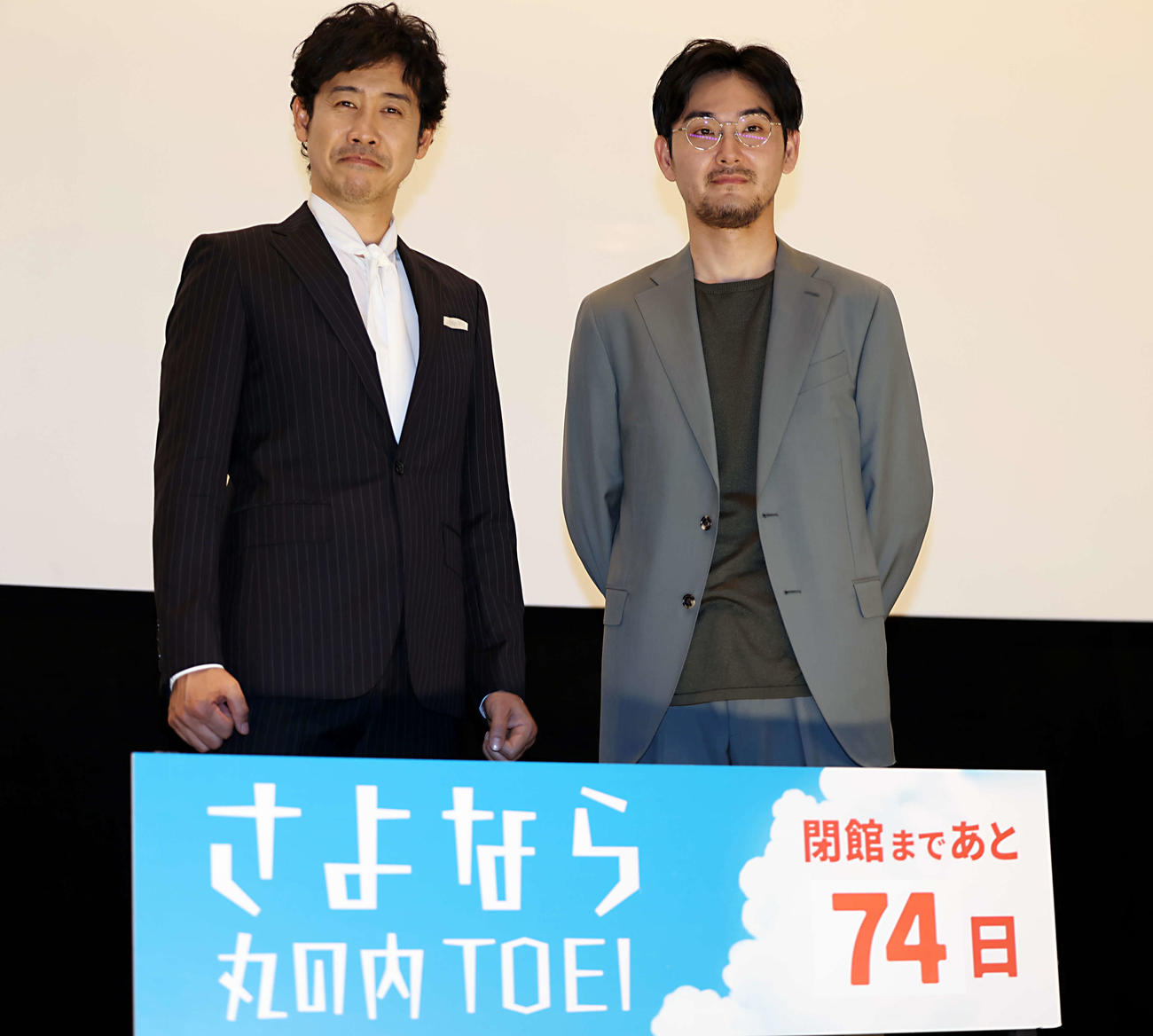 さよなら　丸の内TOEI「探偵はBARにいる3」の舞台あいさつに登壇し、フォトセッションを行う大泉洋（左）と松田龍平（撮影・山本朝陽）