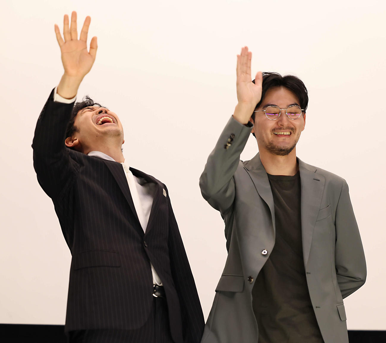 さよなら　丸の内TOEI「探偵はBARにいる3」の舞台あいさつに登壇し、フォトセッションで笑顔の大泉洋（左）と松田龍平（撮影・山本朝陽）