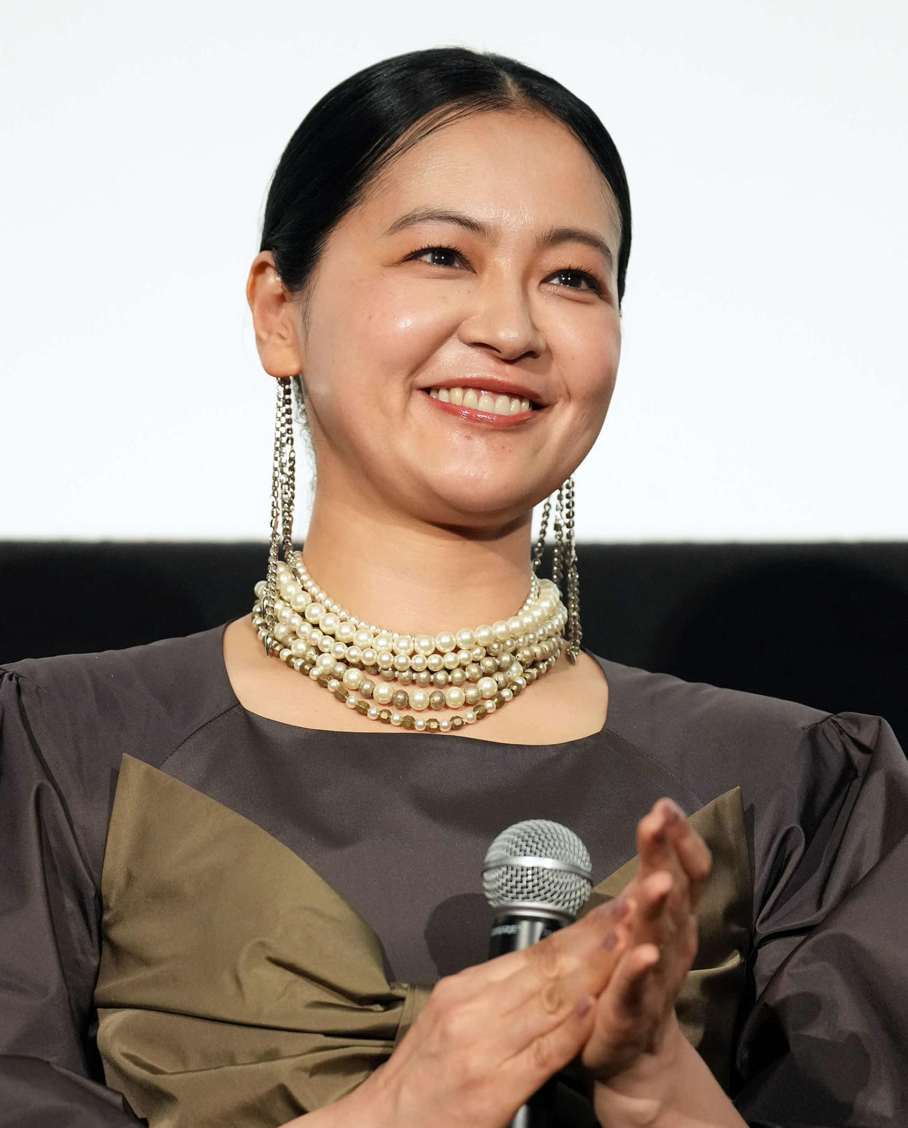 映画「ゴッドマザー～コシノアヤコの生涯～」完成披露上映会の舞台あいさつに登壇した黒谷友香（撮影・たえ見朱実）