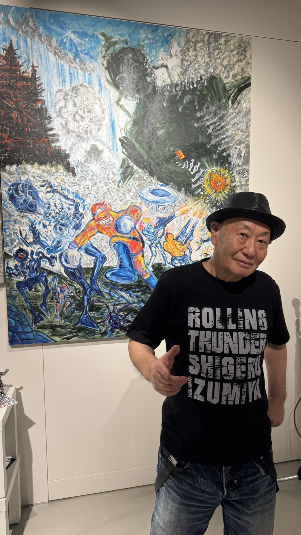 自らの作品の前で語る泉谷しげる