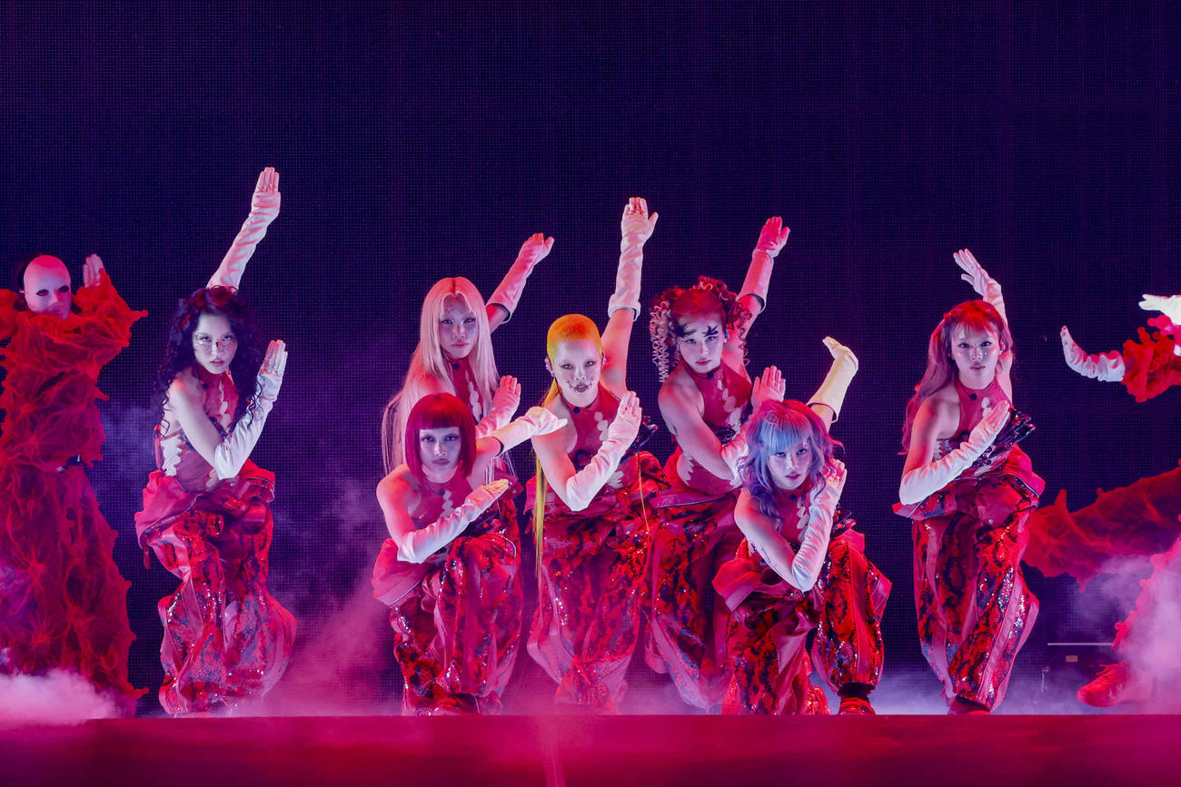 「XG 1st WORLD TOUR“The first HOWL”」ファイナル公演でパフォーマンスするXG。前列左からJURIN、HINATA。後列左からCHISA、MAYA、COCONA、HARVEY、JURIA