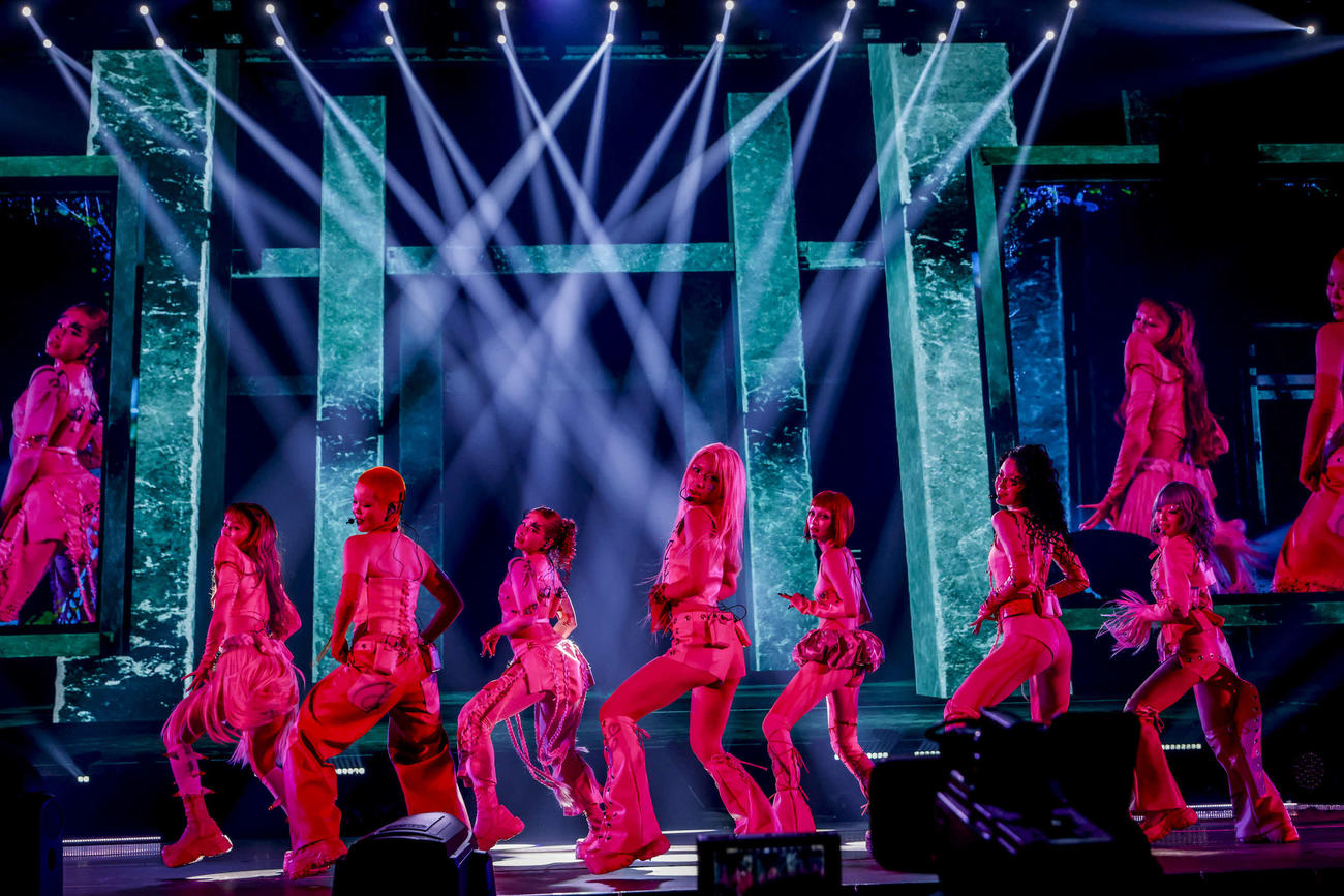 「XG 1st WORLD TOUR“The first HOWL”」ファイナル公演でパフォーマンスするXG。左からJURIA、COCONA、HARVEY、MAYA、JURIN、CHISA、HINATA