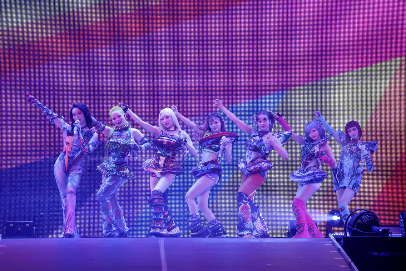「XG 1st WORLD TOUR“The first HOWL”」ファイナル公演でパフォーマンスするXG。左からCHISA、COCONA、MAYA、JURIA、HARVEY、HINATA、JURIN	