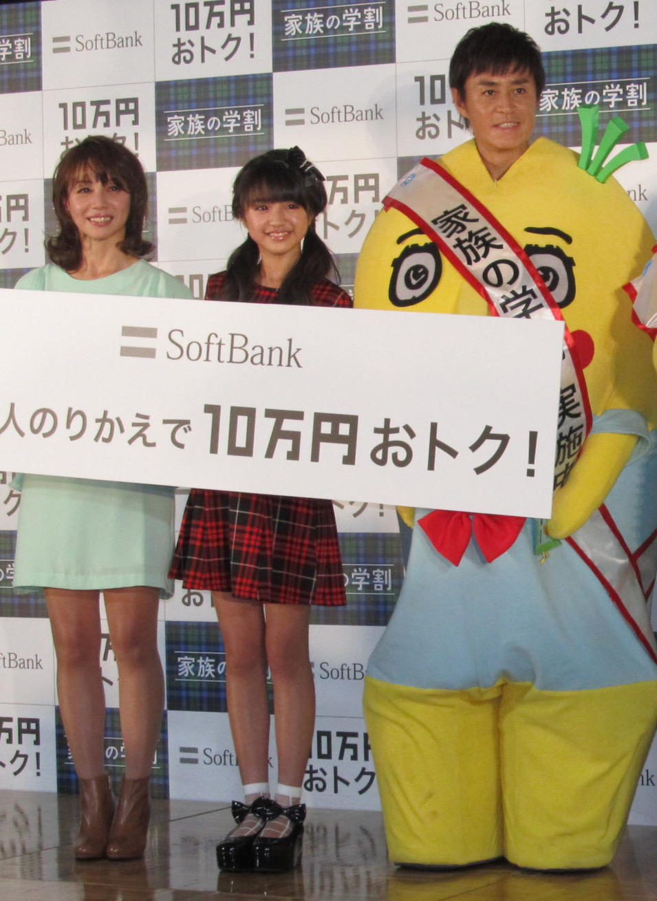 左から野々村俊恵、野々村香音、野々村真（2014年2月撮影）