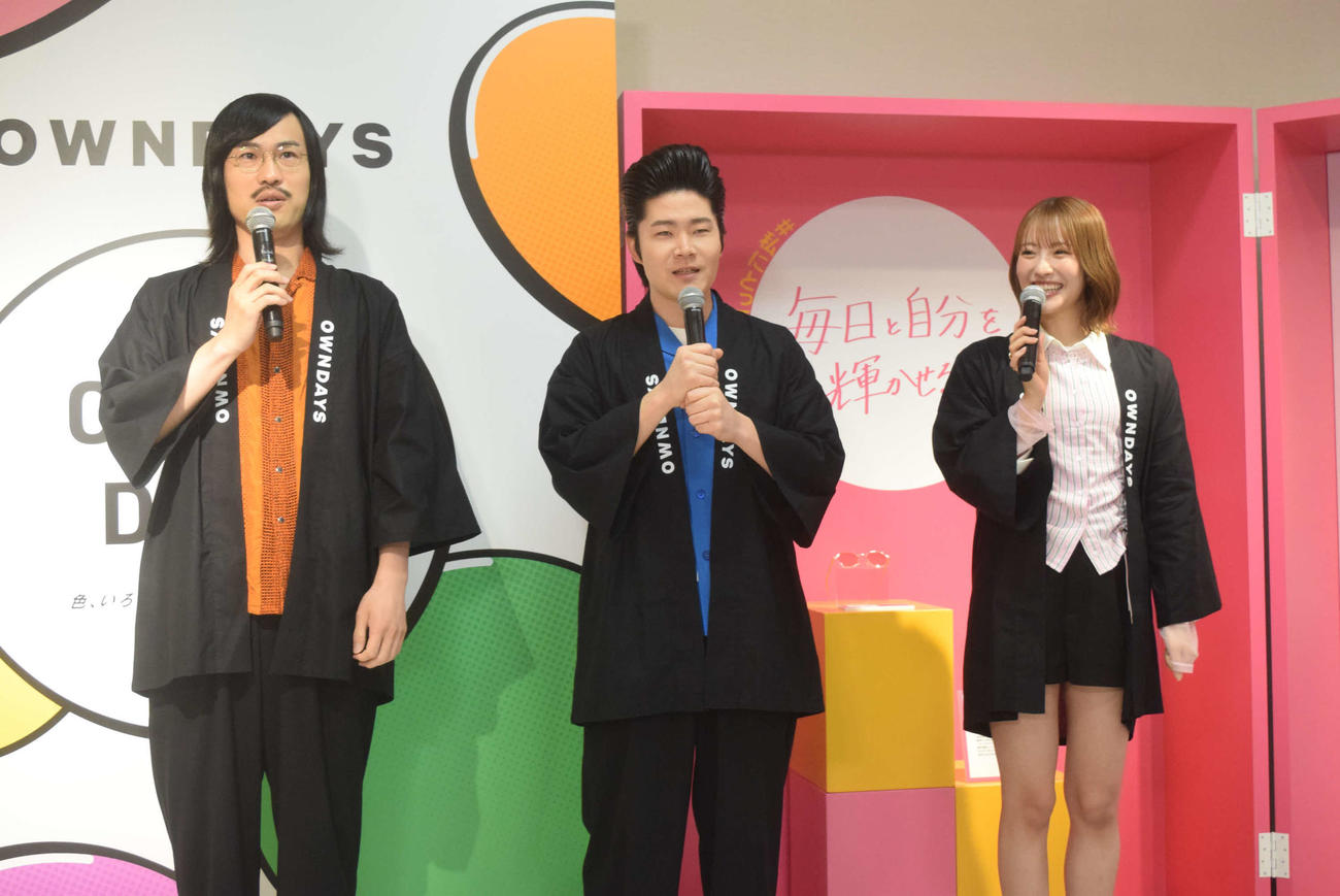 サングラス専門店「COLOR DAYS」ポップアップストア一日店長に就任した、左から）ジョックロック福本ユウショウ、ゆうじろー、NMB48小嶋花梨（撮影・阪口孝志）