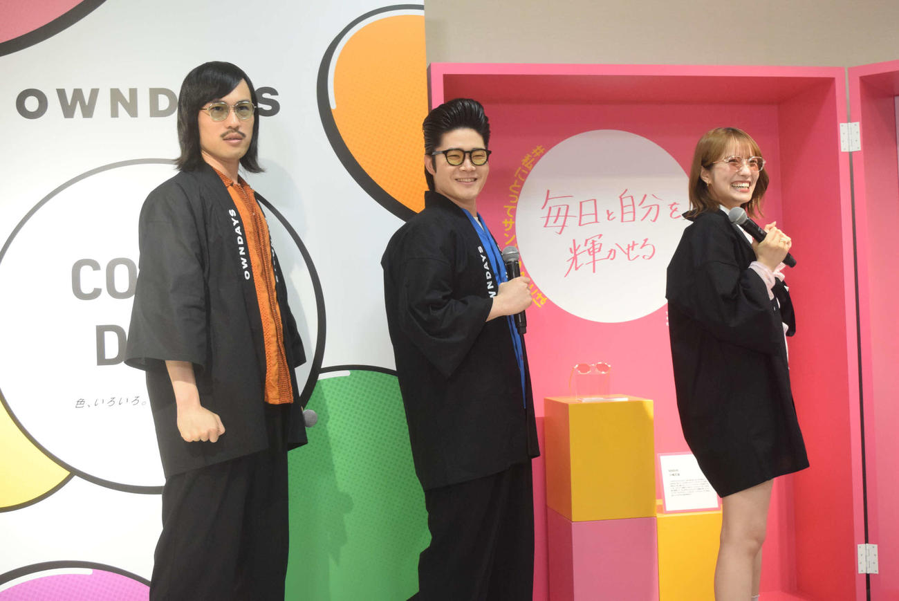 サングラス専門店「COLOR DAYS」ポップアップストア一日店長に就任した、左から）ジョックロック福本ユウショウ、ゆうじろー、NMB48小嶋花梨（撮影・阪口孝志）