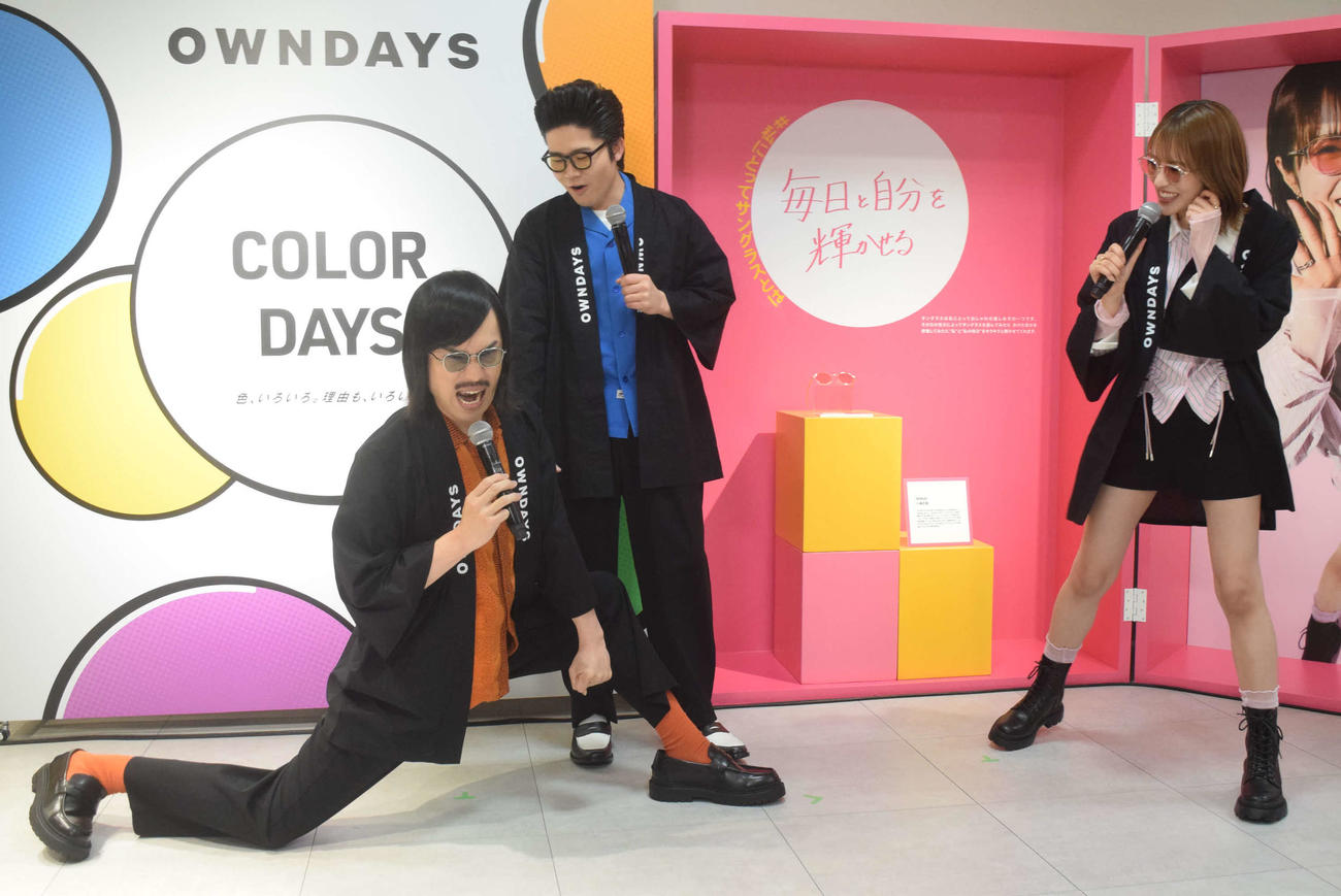 サングラス専門店「COLOR DAYS」ポップアップストア一日店長に就任した、左から）ジョックロック福本ユウショウ、ゆうじろー、NMB48小嶋花梨（撮影・阪口孝志）