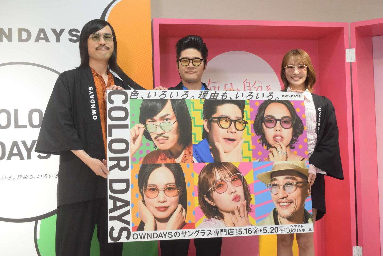 サングラス専門店「COLOR DAYS」ポップアップストア一日店長に就任した、左から）ジョックロック福本ユウショウ、ゆうじろー、NMB48小嶋花梨（撮影・阪口孝志）