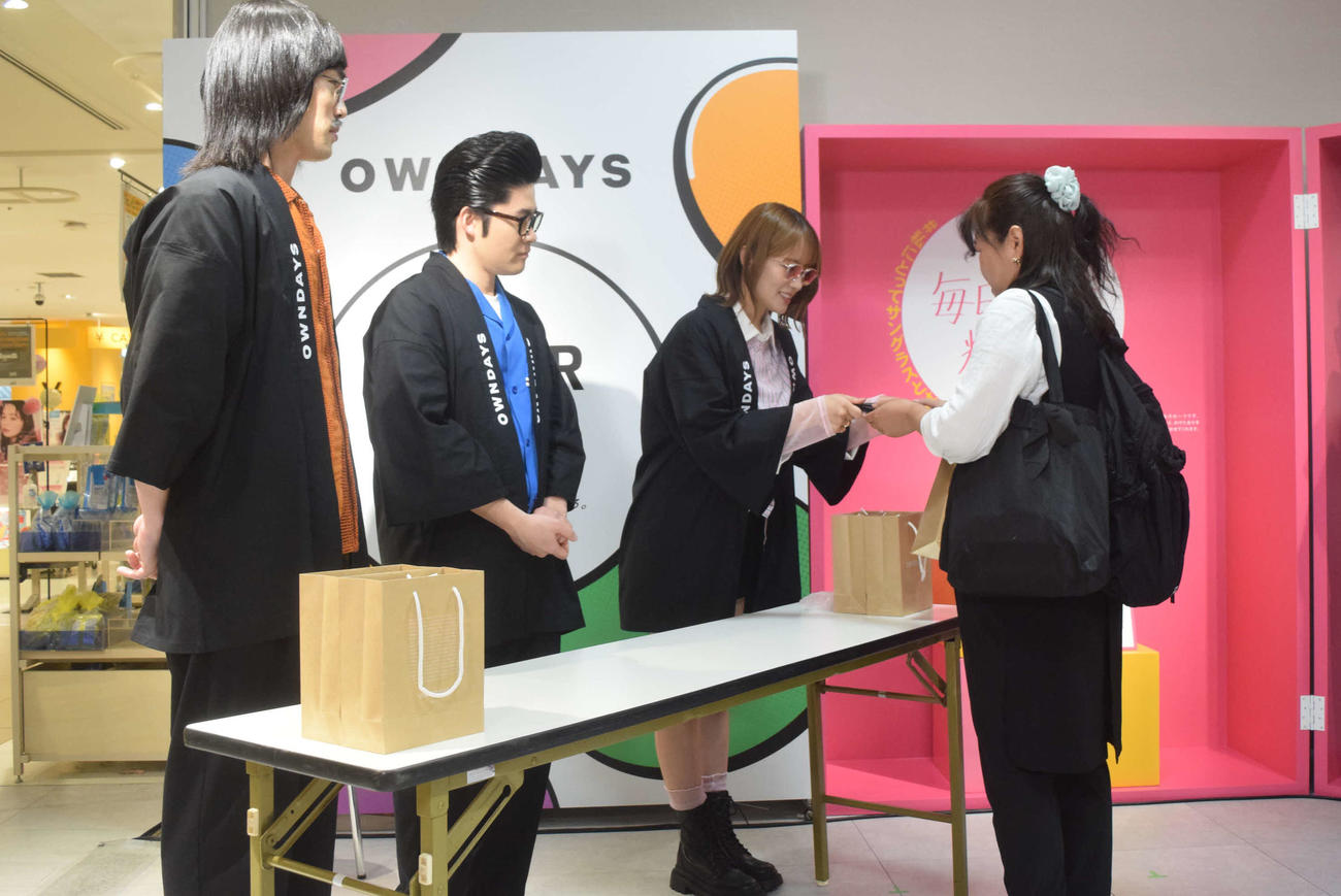 サングラス専門店「COLOR DAYS」ポップアップストア一日店長に就任した、左から）ジョックロック福本ユウショウ、ゆうじろー、NMB48小嶋花梨（撮影・阪口孝志）