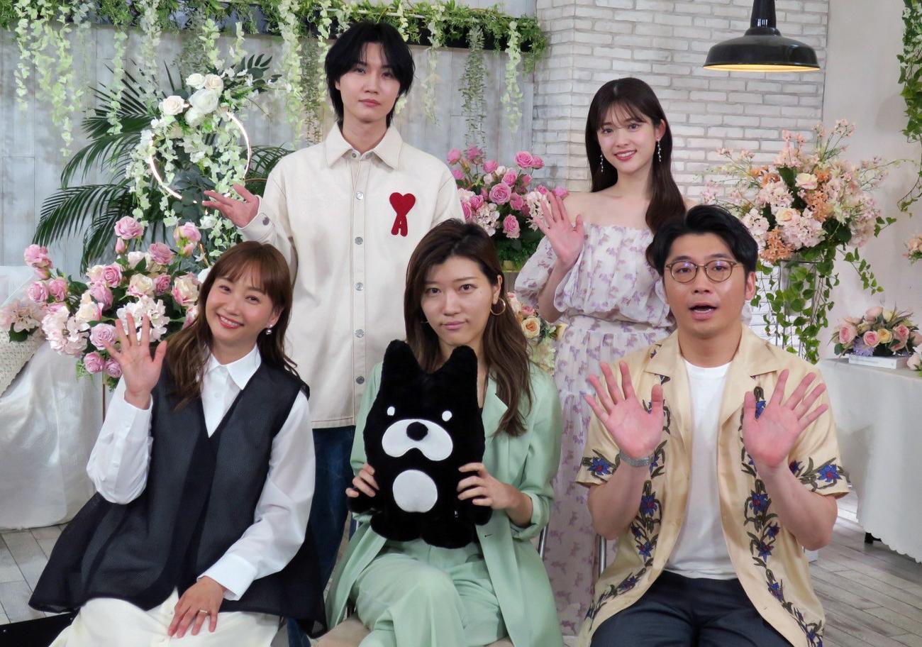 ABEMAオリジナル「さよならプロポーズviaスペイン」取材会で。前列左から、藤本美貴、ヒコロヒー、さや香・新山、後列左から、桜田通、松村沙友理