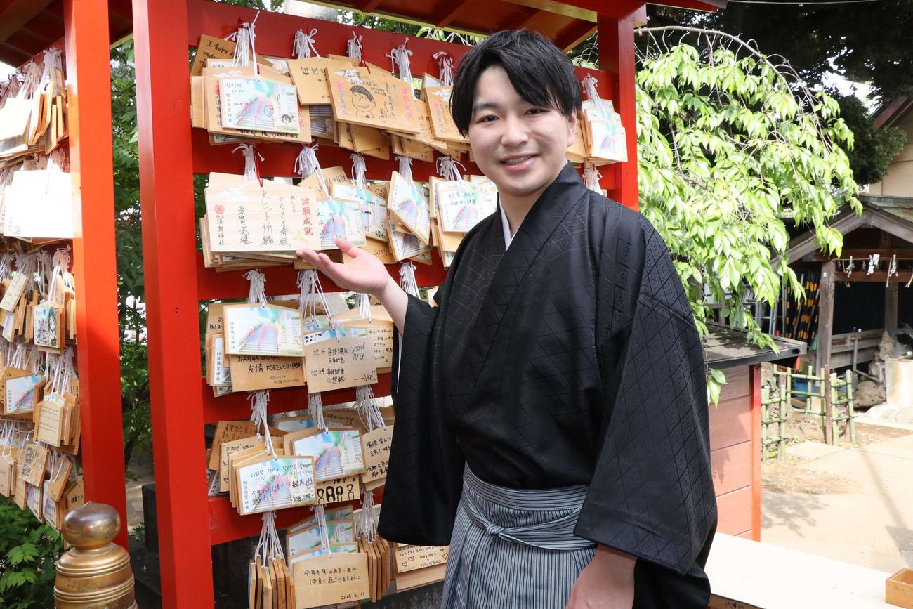 東京・須賀神社でのヒット祈願で絵馬に目標を記した須賀亮雄