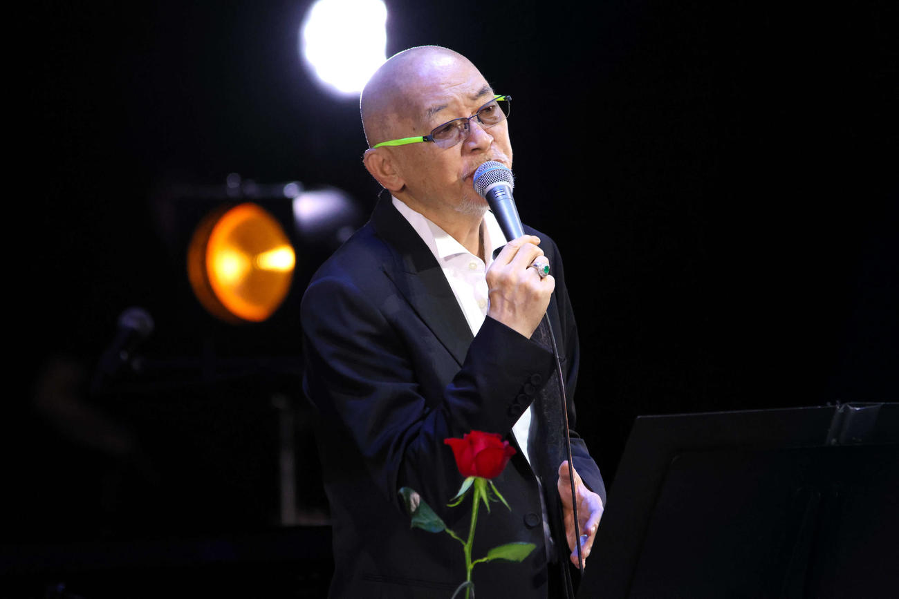 コンサートツアー「2025春『君の明日』」で歌唱する松山千春