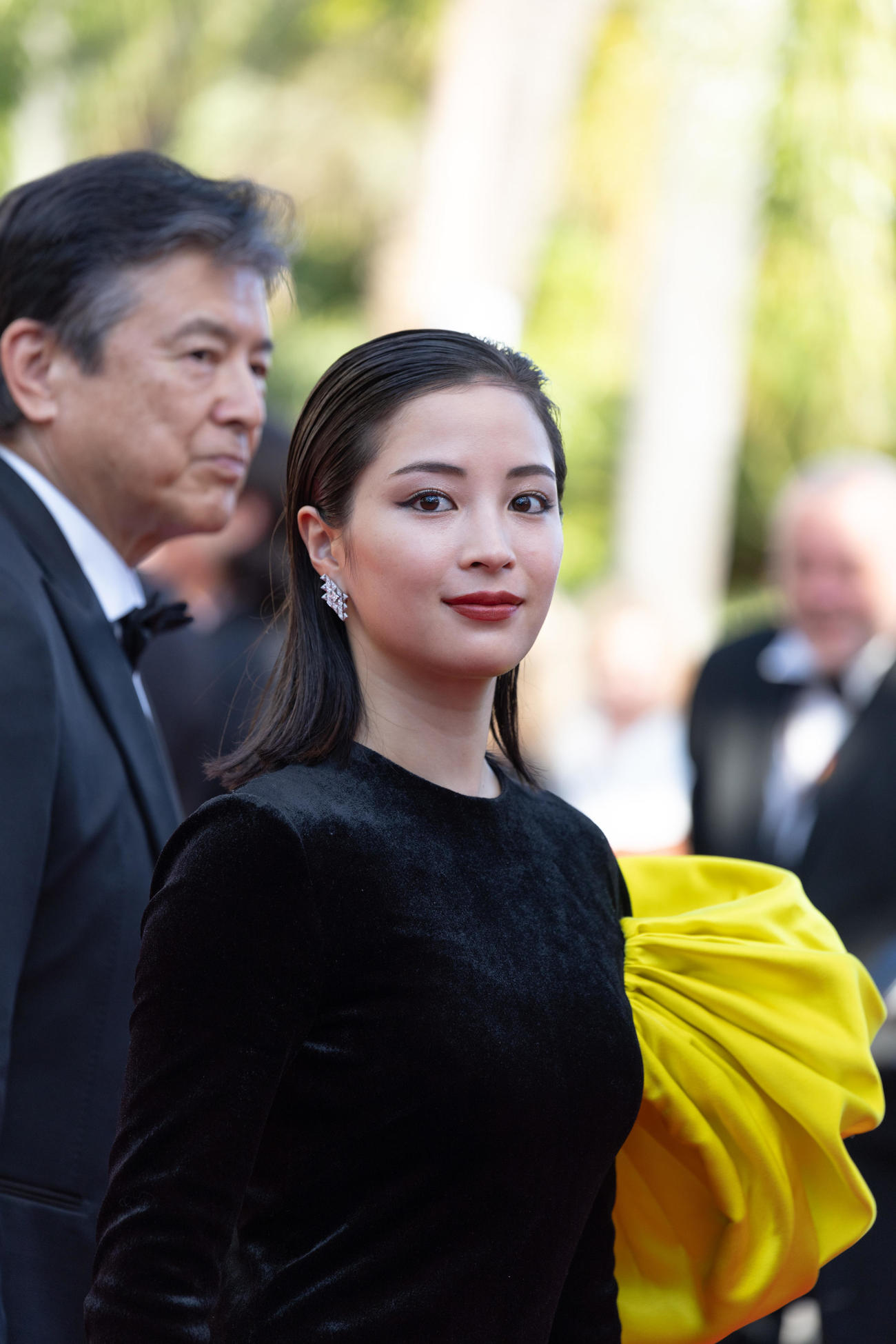 カンヌ映画祭ある視点部門に出品された「遠い山なみの光」の出演者としてレッドカーペットを歩く、三浦友和と広瀬すず（C）Kazuko Wakayama