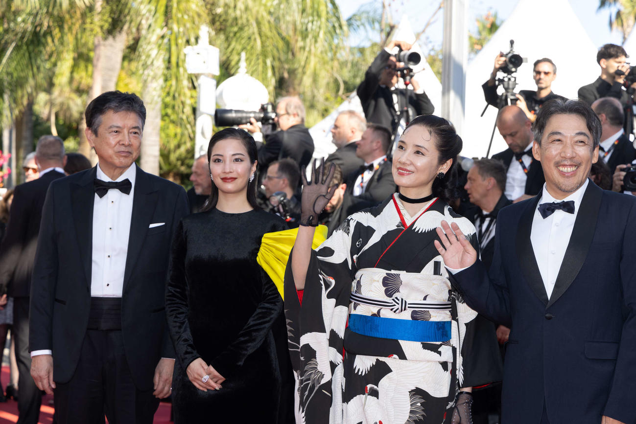 カンヌ映画祭のレッドカーペットに立った、ある視点部門に出品された「遠い山なみの光」の、左から三浦友和、広瀬すず、吉田羊、石川慶監督（C）Kazuko Wakayama