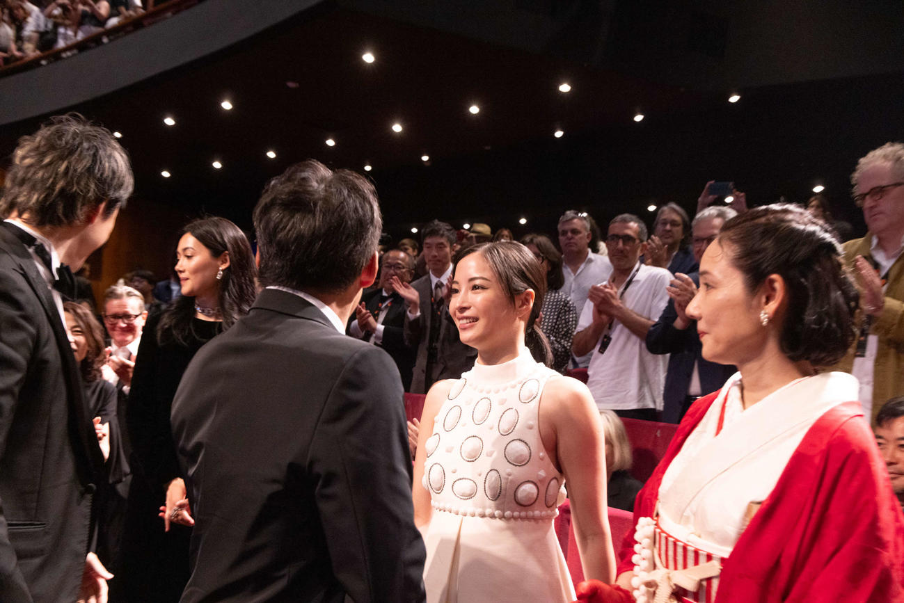 カンヌ映画祭ある視点部門に出品された「遠い山なみの光」の公式上映後、笑顔の広瀬すず（中央）と吉田羊