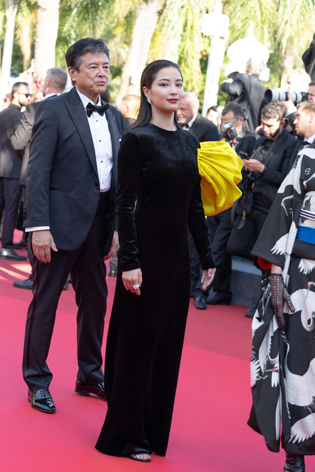 カンヌ映画祭ある視点部門に出品された「遠い山なみの光」の出演者としてレッドカーペットを歩く、三浦友和と広瀬すず（C）Kazuko Wakayama