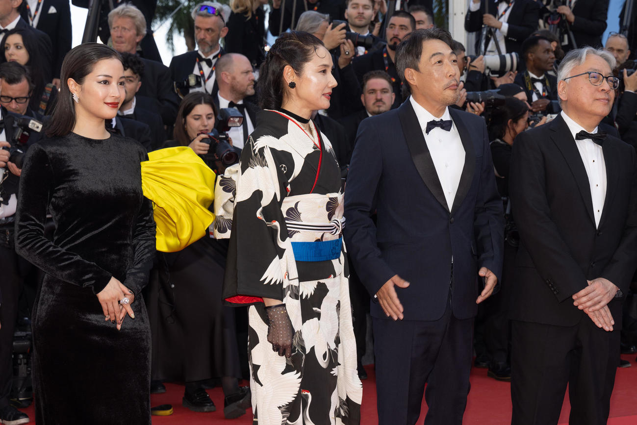 カンヌ映画祭のレッドカーペットに立った、ある視点部門に出品された「遠い山なみの光」の、左から広瀬すず、吉田羊、石川慶監督、カズオ・イシグロ氏（C）Kazuko Wakayama