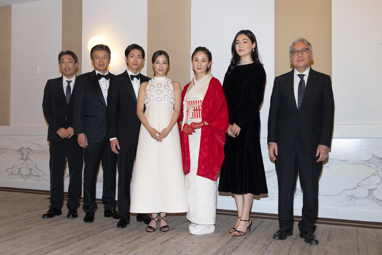 カンヌ映画祭ある視点部門に出品された「遠い山なみの光」の公式上映後、日本メディアの囲み取材に応じる、左から石川慶監督、三浦友和、松下洸平、広瀬すず、吉田羊、カミラ・アイコ、カズオ・イシグロ氏