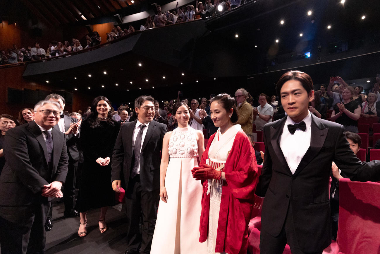 カンヌ映画祭ある視点部門に出品された「遠い山なみの光」の公式上映後、笑顔の左からカズオ・イシグロ氏、カミラ・アイコ、石川慶監督、広瀬すず、吉田羊、松下洸平